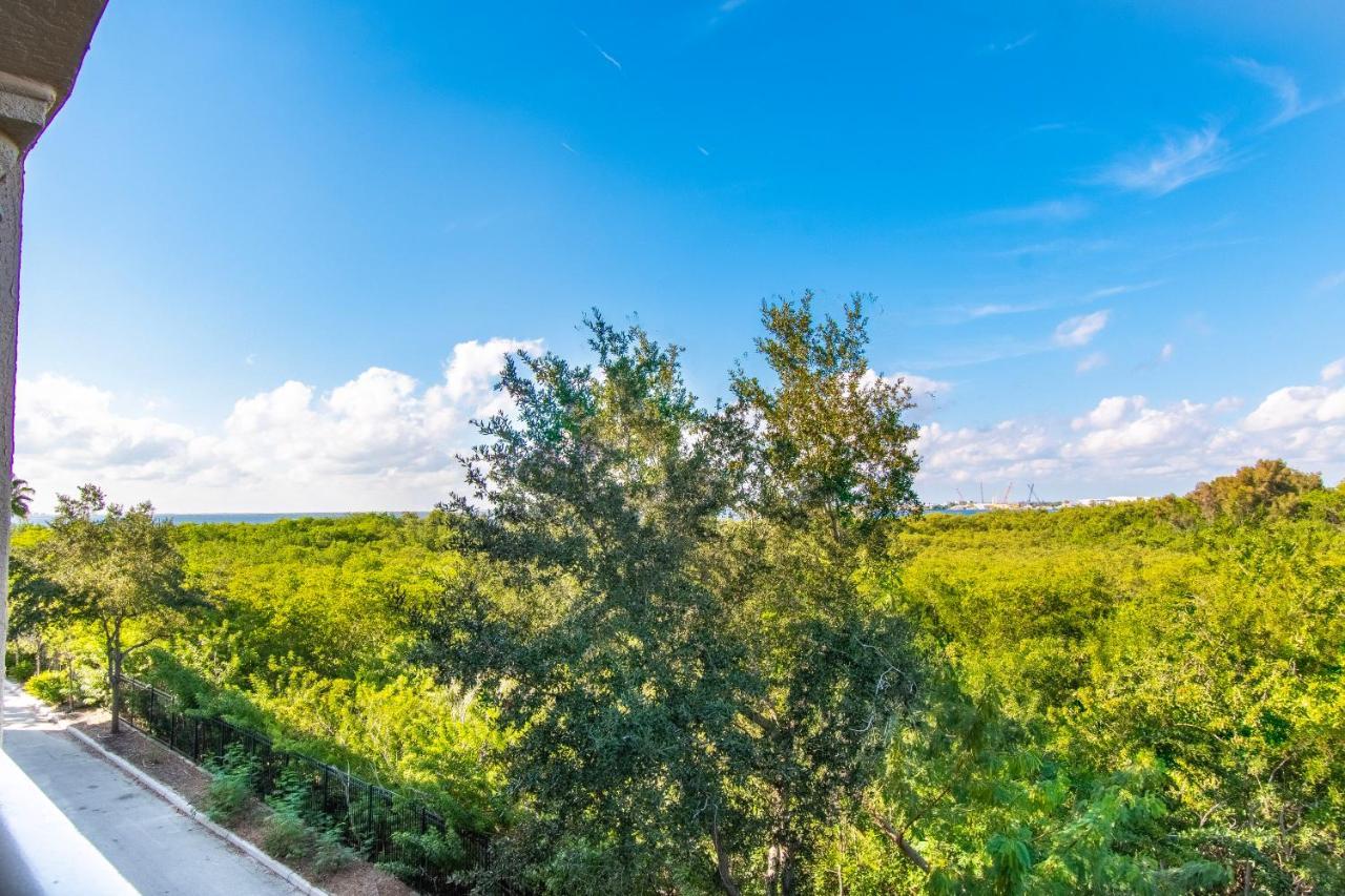 Casa Bella Luxury Family Resort Tampa Exterior photo